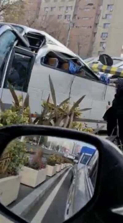 A coach with greek tourists crashed into the footbridge, four of them were incarcerated. Many ambulances and discharge machines intervene