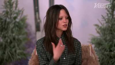 Jenna talking about &bdquo;The Gallerist&ldquo; and her character Kiki