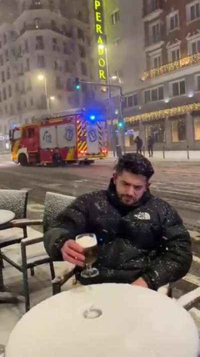 Ning&uacute;n temporal le quitar&aacute; a un madrile&ntilde;o su cerveza.