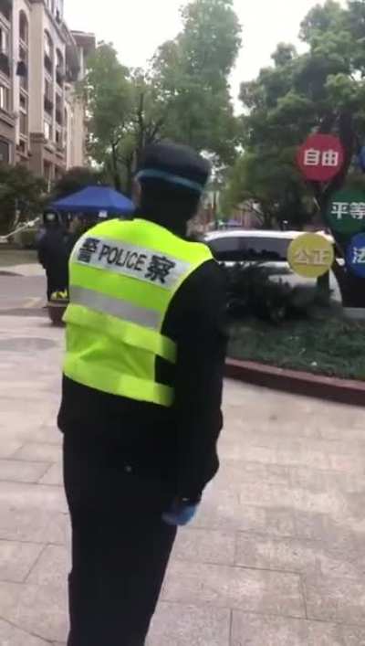 &ldquo;有问题向上反馈&rdquo; &ldquo;渠道不通啊&rdquo; &ldquo;现在什么时期，渠道当然不通啊&rdquo; 背景：自由，平等，公正，法治