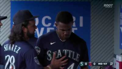 [Highlight] Julio Rodriguez is absolutely livid and starts to yell at fans behind the M's dugout after an umpires interference call robs him of a stolen base