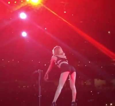 Taylor Swift definitely bending over favorite position#1