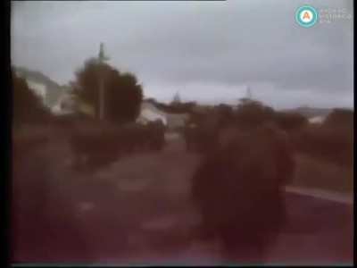 El periodista Nicolas Kasanzew filma a los soldados marchando por Puerto Argentino mientras entonan la marcha del infante argentino