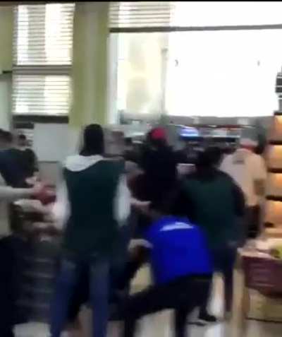 Battle royale over the remaining subsidized products in the supermarkets. Similar incidents are occurring at a very fast rate lately.