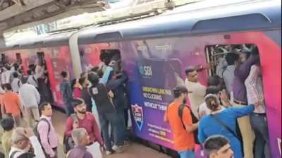 Massive Demand Supply gap as CSMT Fast AC local arrives at Dombivali "punctually" arrives 8 to 10 minutes "late" &amp;amp; halts for min 3 minutes before it departs.