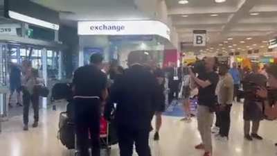Urfi and Rakhi gets more attention at the airport than this.