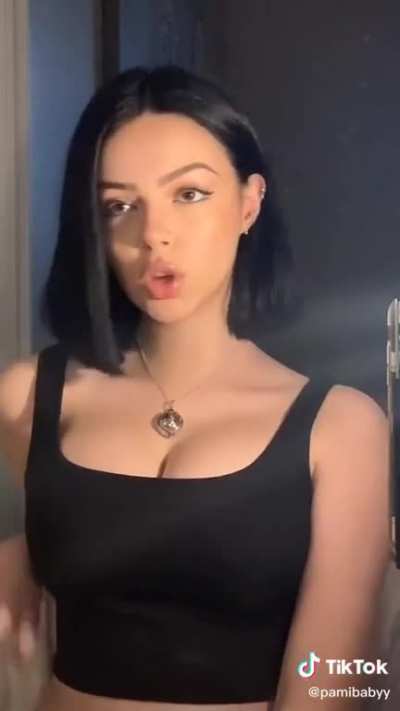 Does anybody have her nudes shes a megathot