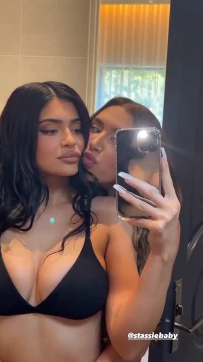 KYLIE JENNER...INTRESTING VIDEO..LINK BELOW💦🥵🥵🙏