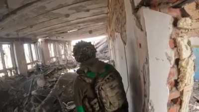 A longer video of the Russian soldier who confused three Ukrainian soldiers for his own teammates.