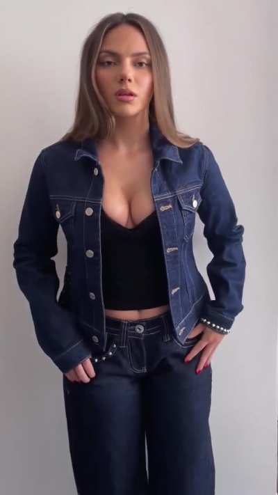 Braless as she should 🥵