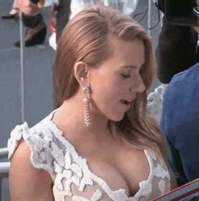 Scarlett Johansson amazing tits