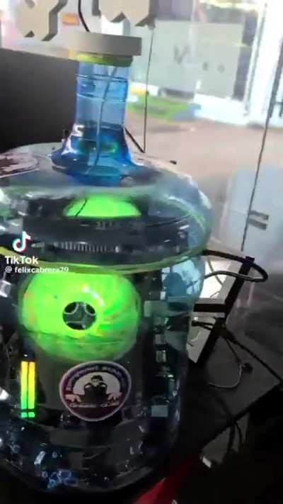 Computador dentro do gal&atilde;o de &aacute;gua