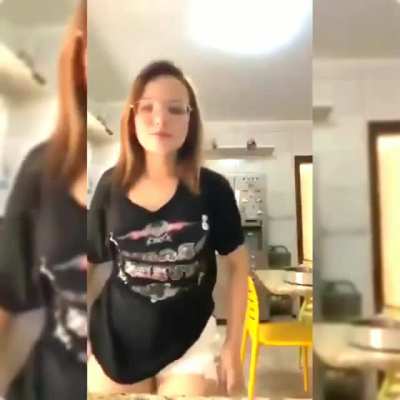 Larissa Manoela pagando peitinho