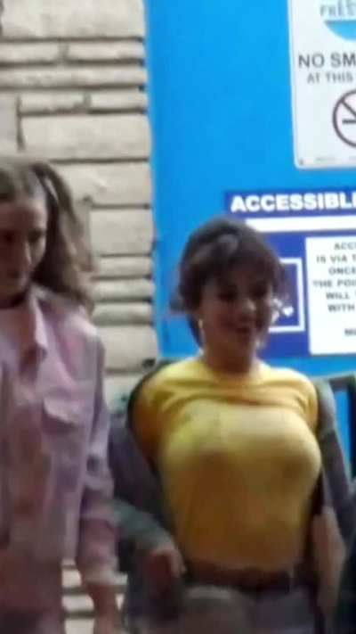 Selena Gomez bouncing (GFY)