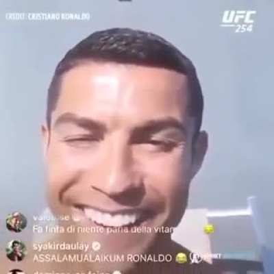 Que humilde el serresiete hablando otros idiomas para communicarse con los fans.