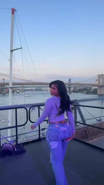 She a thong on that fat ass booty 🍠🍑🍔🍑