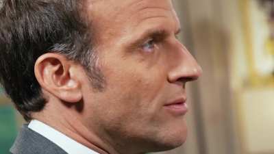 L'anecdote d'Emmanuel Macron &agrave; propos de son voyage au Nigeria est beaucoup plus dr&ocirc;le quand on la ralentit...