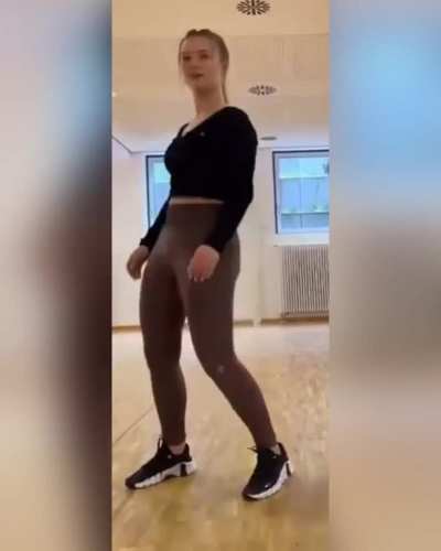 Julia Beautx schwingt die H&uuml;ften in Leggings&hellip; vom let&rsquo;s dance Instagram account
