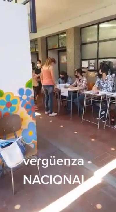 Las chicas no solo van al baño juntas