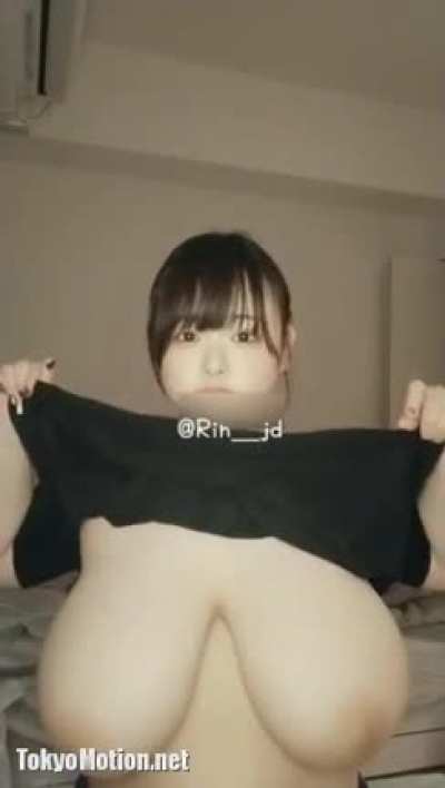 Flashing her huge 爆乳