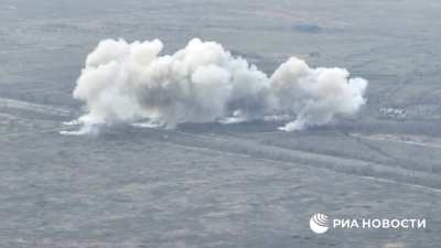 Ru pov: Russian TOS-1A "Solntsepyok" fires a barrage of missiles on UAF positions in the Donbass