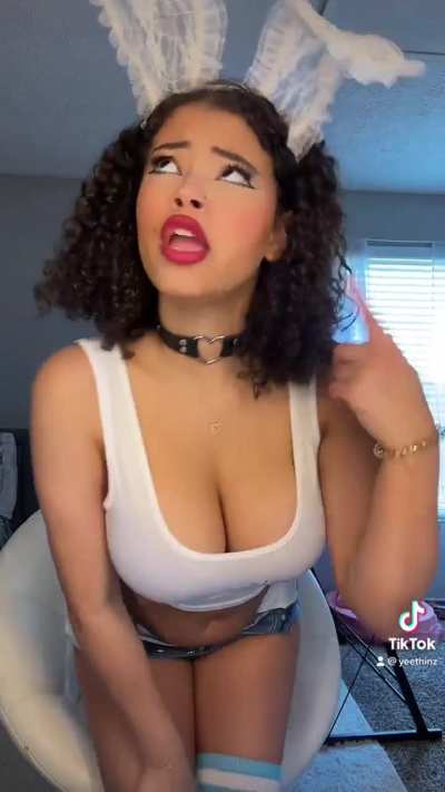 Gia Gold - can you read her shirt?