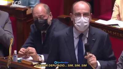 No parlamento franc&ecirc;s, o primeiro ministro do pa&iacute;s cita o Brasil como exemplo de que a hidroxicloroquina n&atilde;o funciona contra a Covid-19 e anuncia a restri&ccedil;&atilde;o de voos vindo do pa&iacute;s. Ao falar do rem&eacute;dio, arrancou risadas dos colegas. Ao falar da restri&ccedil;&atilde;o, 