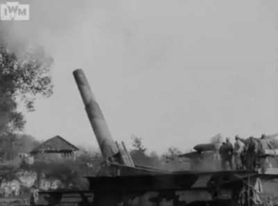 This newsreel clip, IWM IWM 508-33, released on Oct 27 1917, shows French 340mm and 400mm railway guns firing during WW1