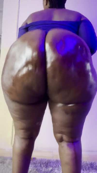 My big oily ass clapping 🙈