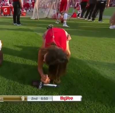 She&rsquo;s familiar with downward dog 👀