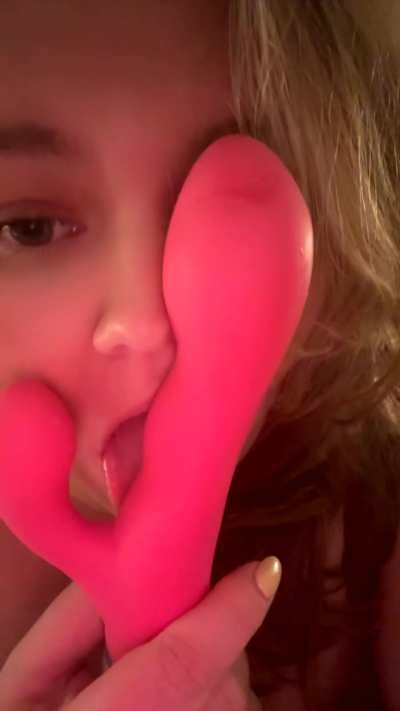 Let&rsquo;s wrap up Thanksgiving by me imagining this is your cock. Would you hold my head down on it or pull my hair while I enjoyed my favourite dessert? 