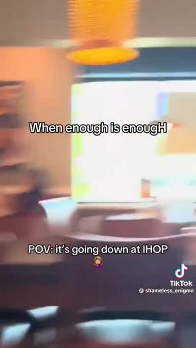 IHOP employee crashes out during service