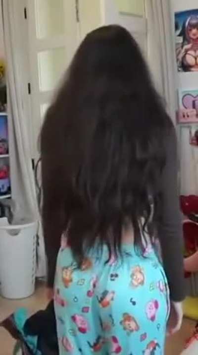 Emi's booty jiggle