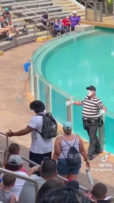 Group of main characters interrupt a performer&rsquo;s act