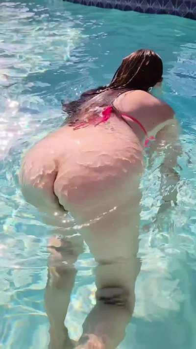 Hotel pools were made to get naughty in [GIF]