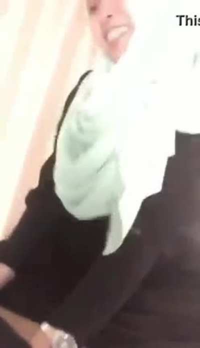 Cikgu tudung hijau