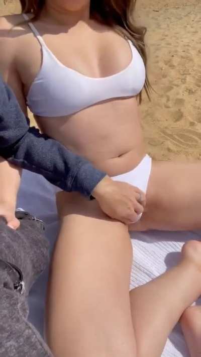 When there&rsquo;s people walking down the beach and your man says he won&rsquo;t stop until you cum 🙊 [gif]