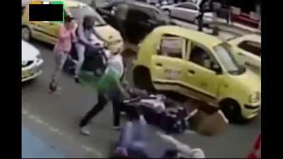 Ouch! Dude gets conked with a helmet for no reason~ 🤦&zwj;♂️