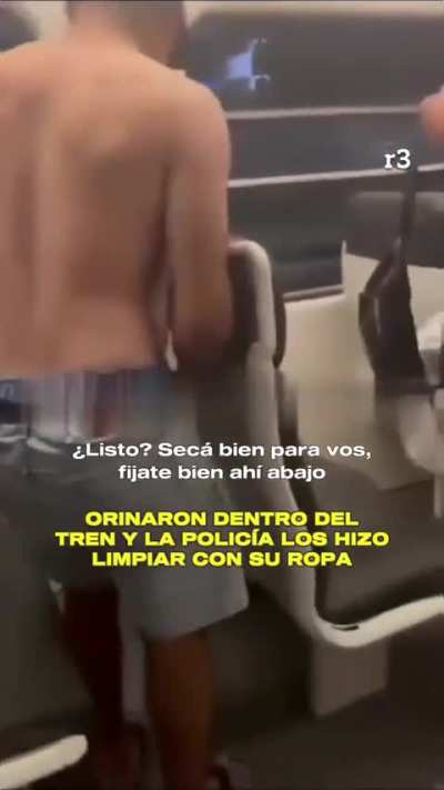 Orinaron dentro del tren, y la policía los hizo limpiar con su propia ropa