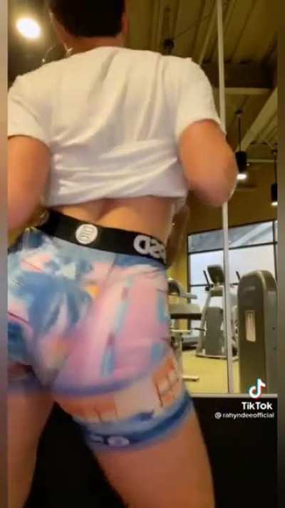 She got a ROCKING BODY😍😍😍