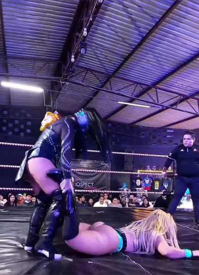 La hiedra in her match at Arena Mamas Luchas 12/5/25