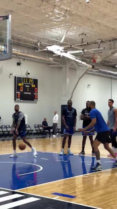 Tyson Chandler was working with D'Angelo Russell, Dwight Powell and Moussa Ciss&eacute;.