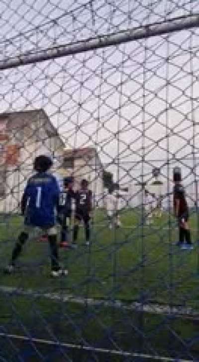 MUCA JOGANDO BOLA