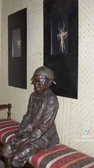Disturbing photos of the inside of Jeffrey Epstein&rsquo;s Manhattan home with creepy art and portraits of unconscious girls