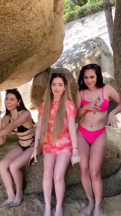 Yo creo que hoy Kim nos quiere matar de un paro cardíaco🔥😍🍑