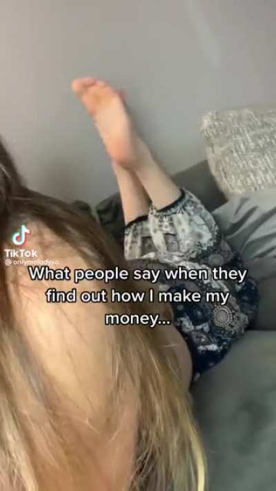 👱&zwj;♀️👣