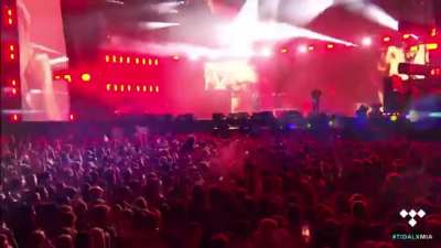 I know he&rsquo;s using autotune but his voice sounds so fucking good in this 😭
