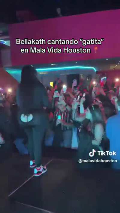 Imag&iacute;nate pasar tu mano entre esas nalgas 