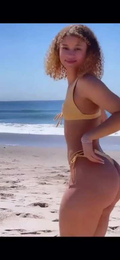 Upvote if you want her to sit on your face &eth;&eth;&yen;&deg;