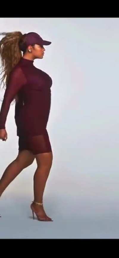 Beyonc&eacute; making her big juicy boobs bounce up and down to tease us /slow🐢 mo